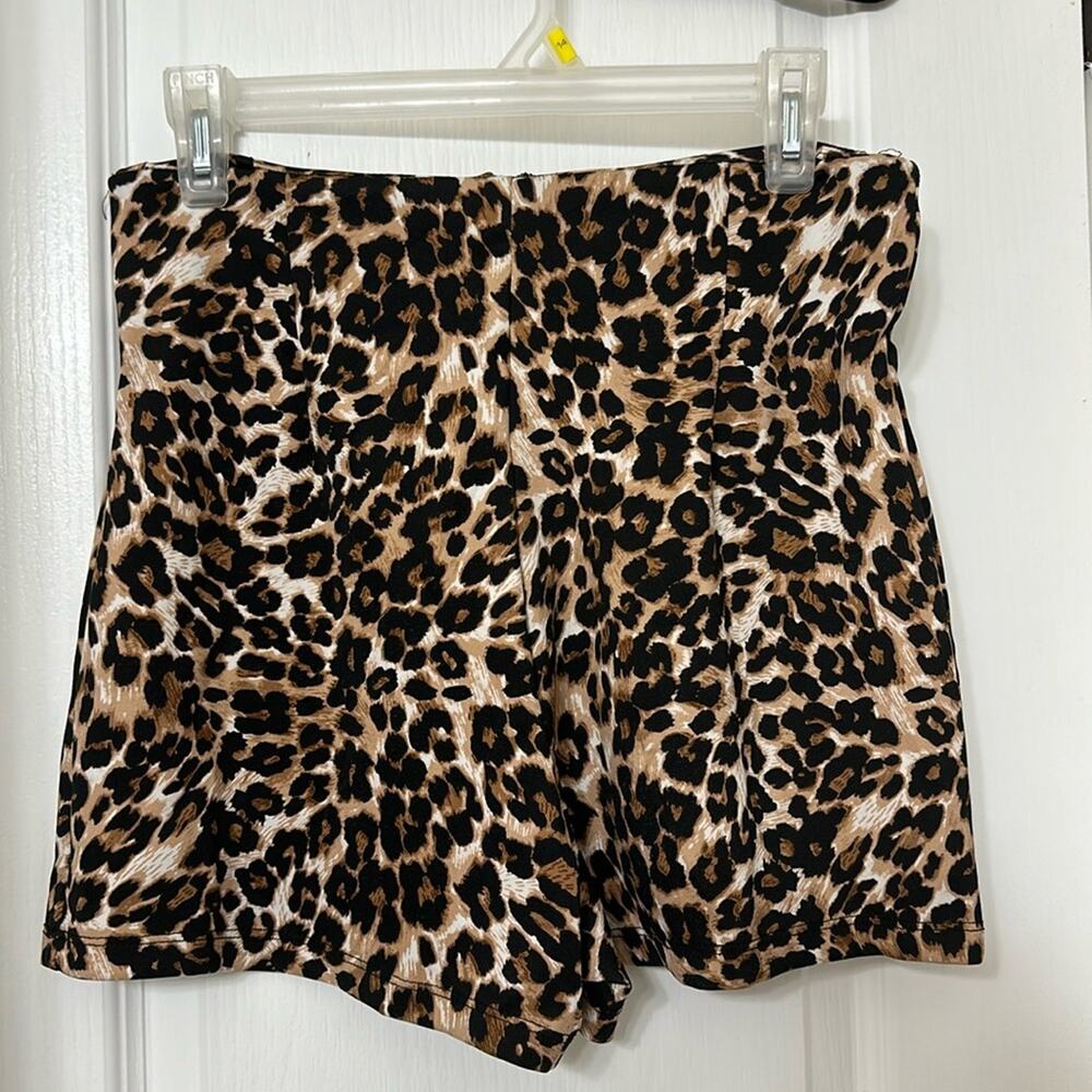 Mystic stretchy cheetah shorts size M